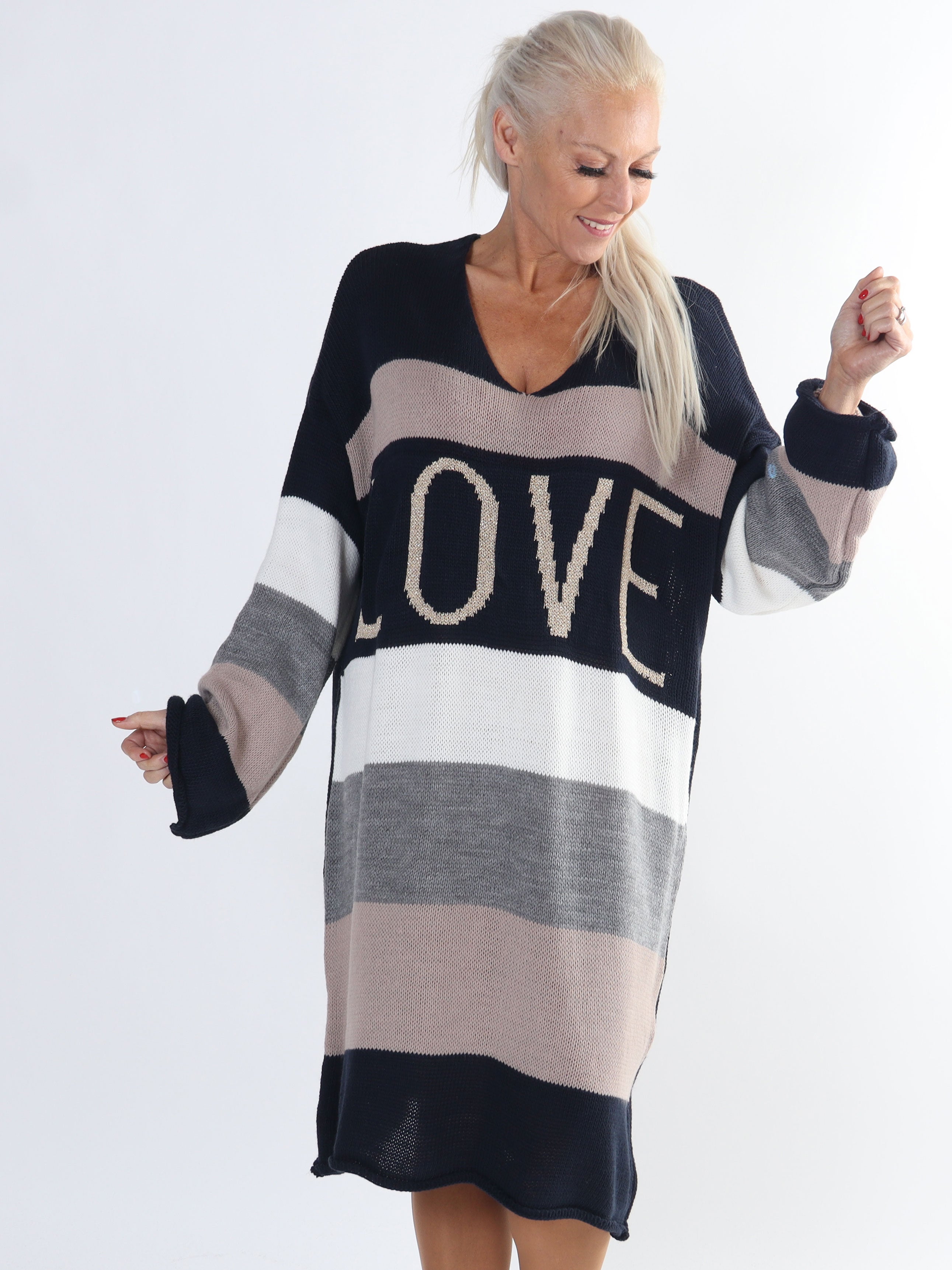 Love - Plus size strikkjole med brede striber og skrift